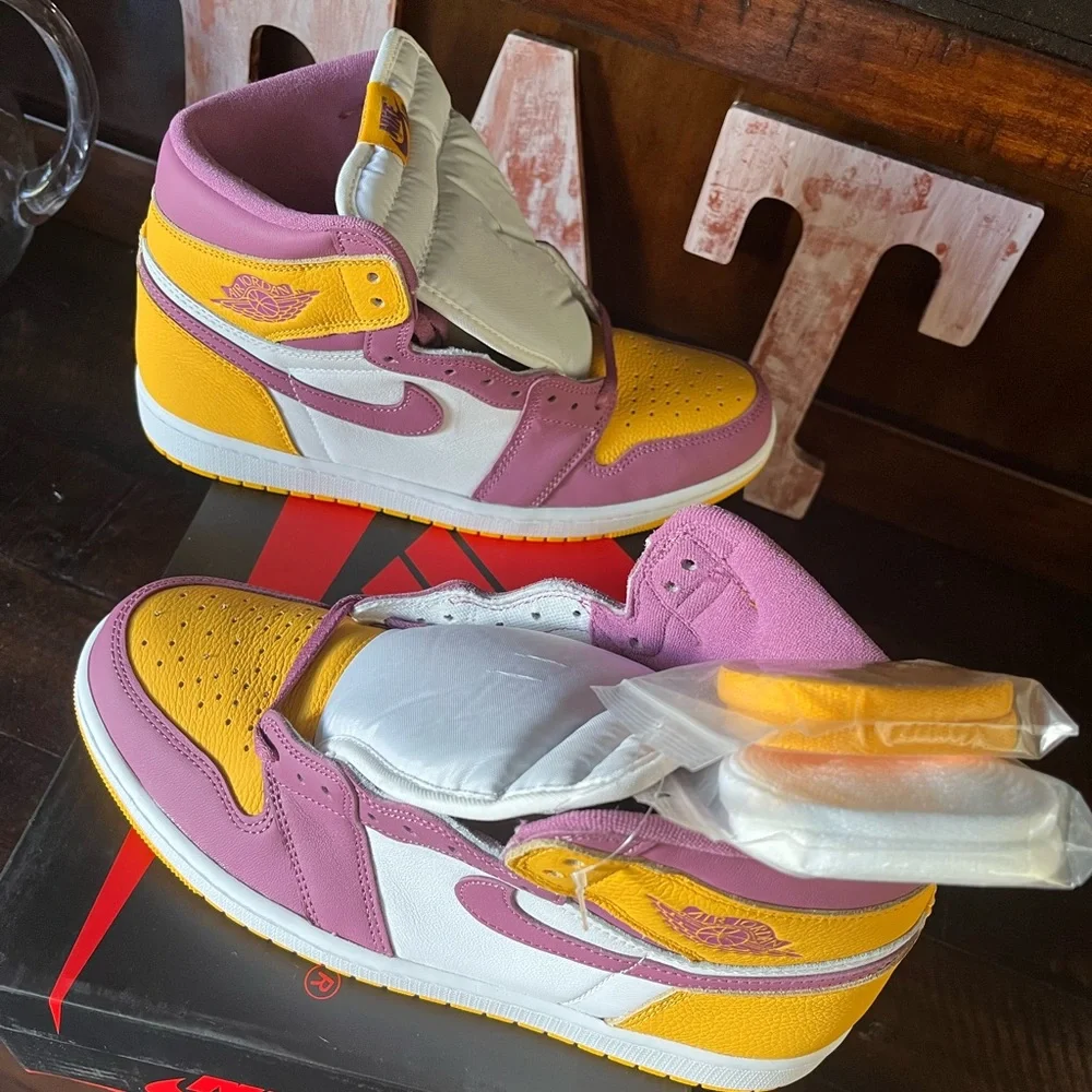 Nike Air Jordan 1 Retro High OG - Picture 10 of 10